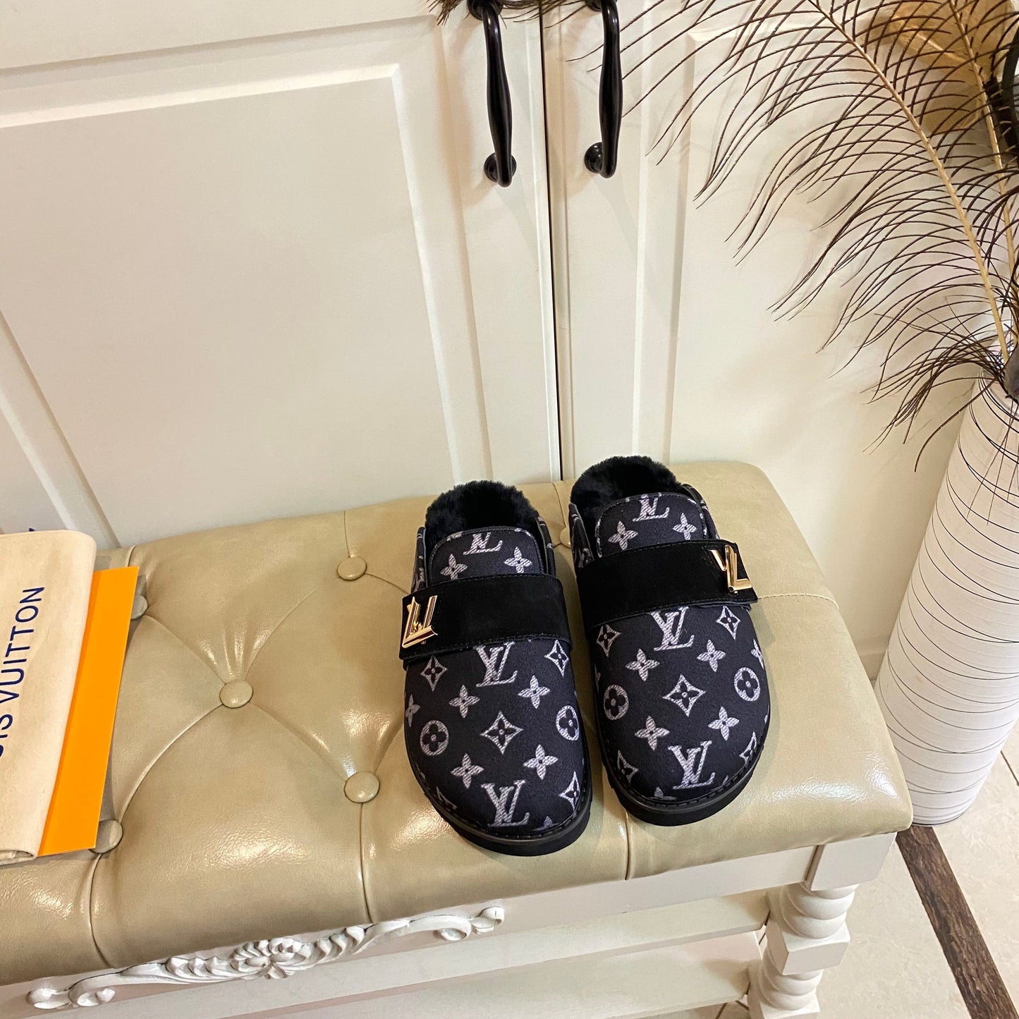 COSY FLAT COMFORT CLOG IN BLACK MONOGRAM FABRIC AND SUEDE