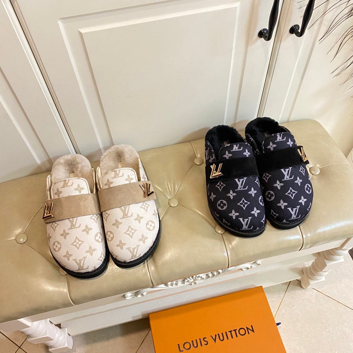 COSY FLAT COMFORT CLOG IN BEIGE MONOGRAM FABRIC AND SUEDE