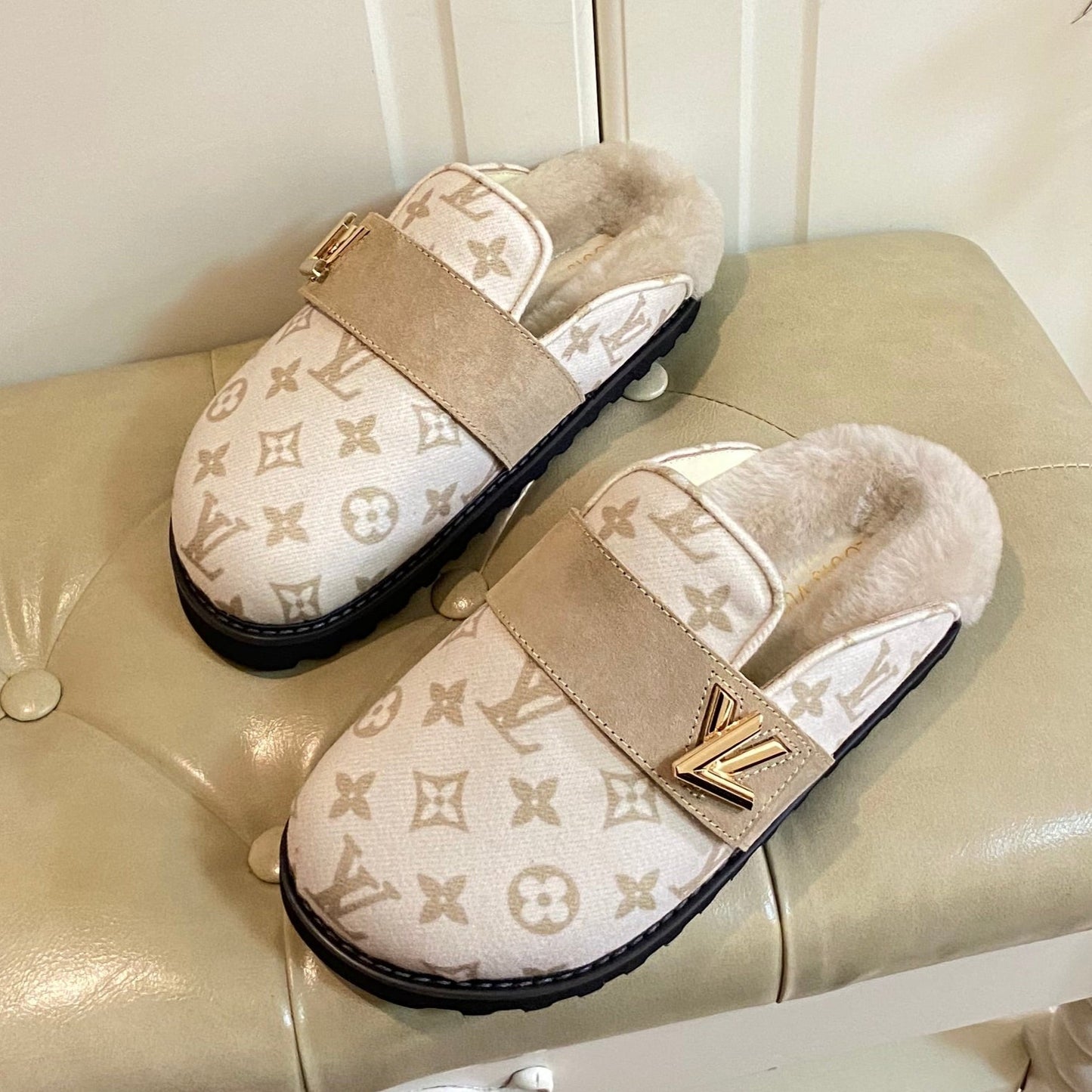 COSY FLAT COMFORT CLOG IN BEIGE MONOGRAM FABRIC AND SUEDE
