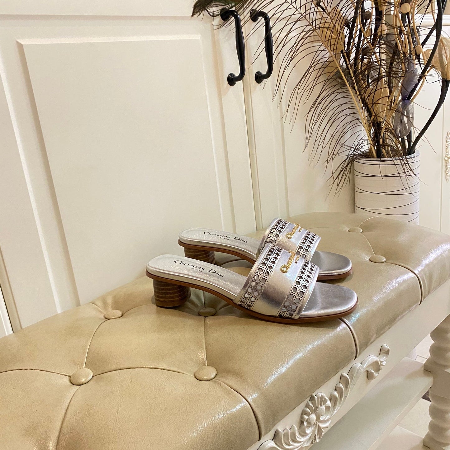 DWAY HEELED SLIDE IN SILVER CALFSKIN WITH GOLD LOGO