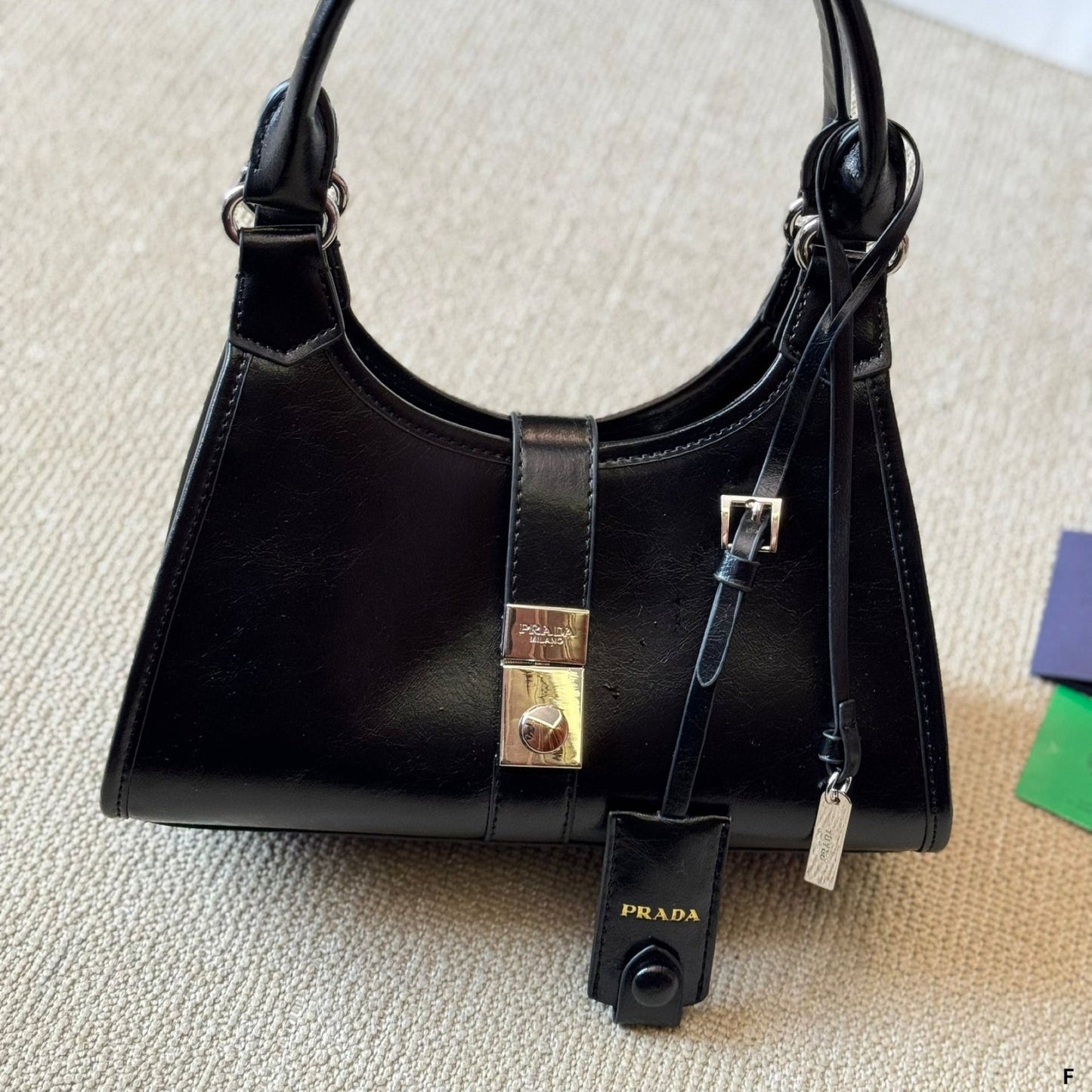 METAL CLASP TOTE BAG 35 IN BLACK SHINY SMOOTH CALFSKIN