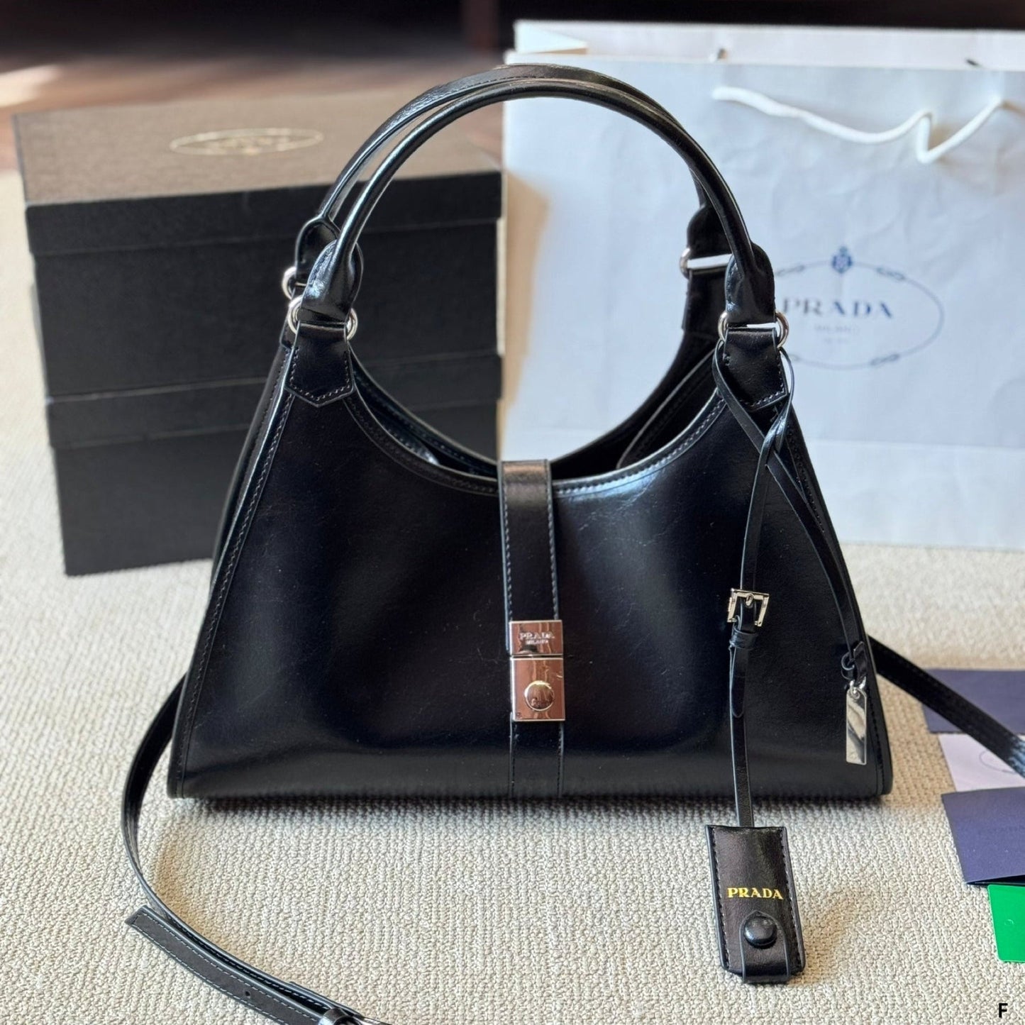 METAL CLASP TOTE BAG 35 IN BLACK SHINY SMOOTH CALFSKIN