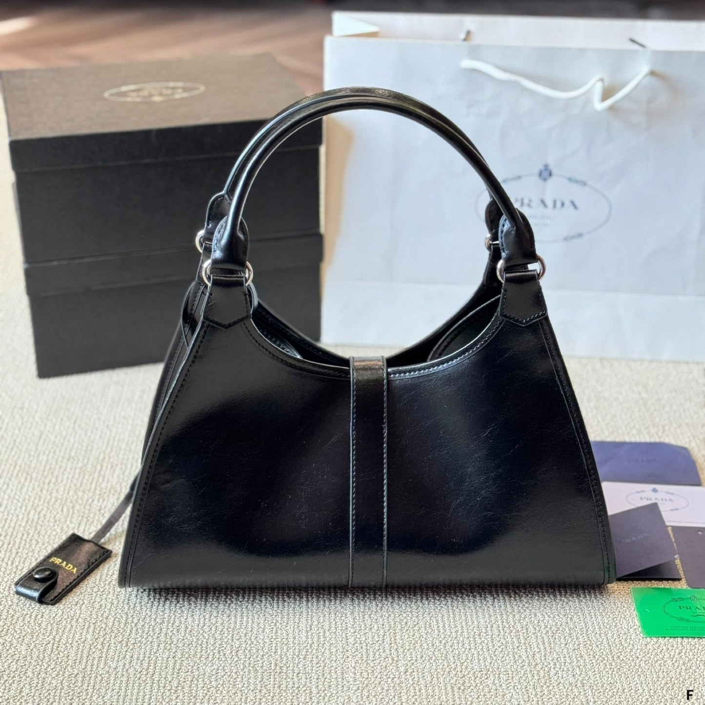 METAL CLASP TOTE BAG 35 IN BLACK SHINY SMOOTH CALFSKIN