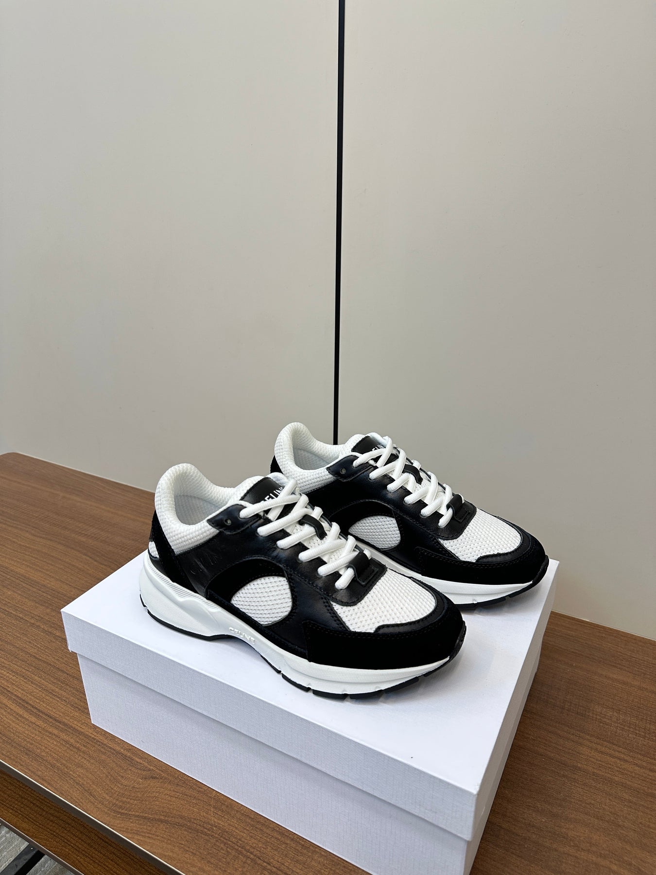 RUNNER CR-03 LOW LACE-UP IN WHITE MESH AND BLACK CALFSKIN