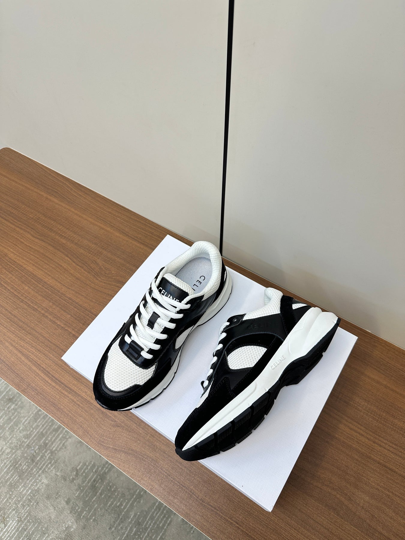 RUNNER CR-03 LOW LACE-UP IN WHITE MESH AND BLACK CALFSKIN