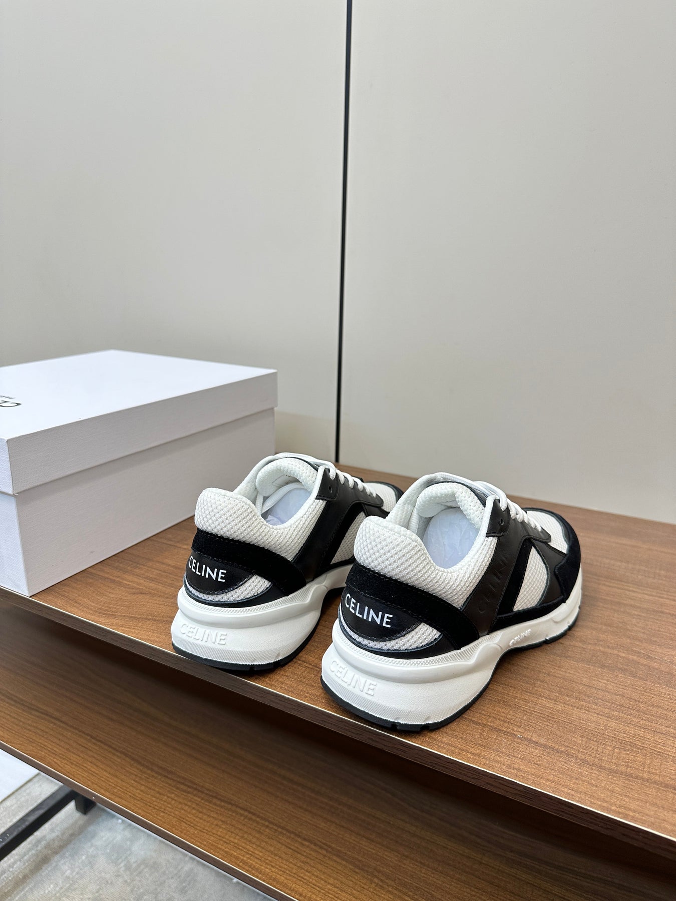 RUNNER CR-03 LOW LACE-UP IN WHITE MESH AND BLACK CALFSKIN
