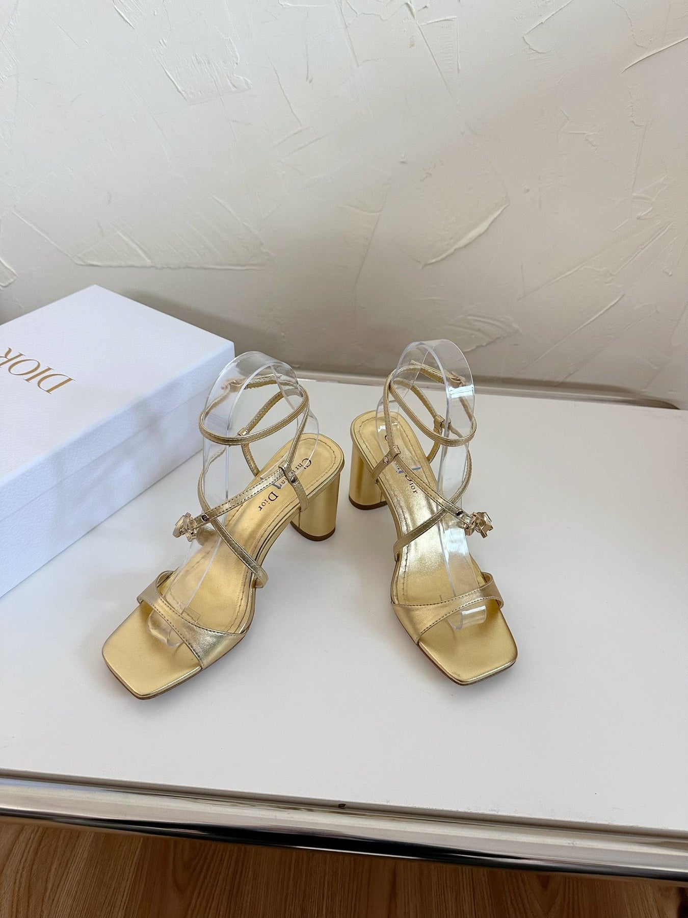 MEDIUM SQUARE HEEL SANDAL IN GOLD LAMBSKIN