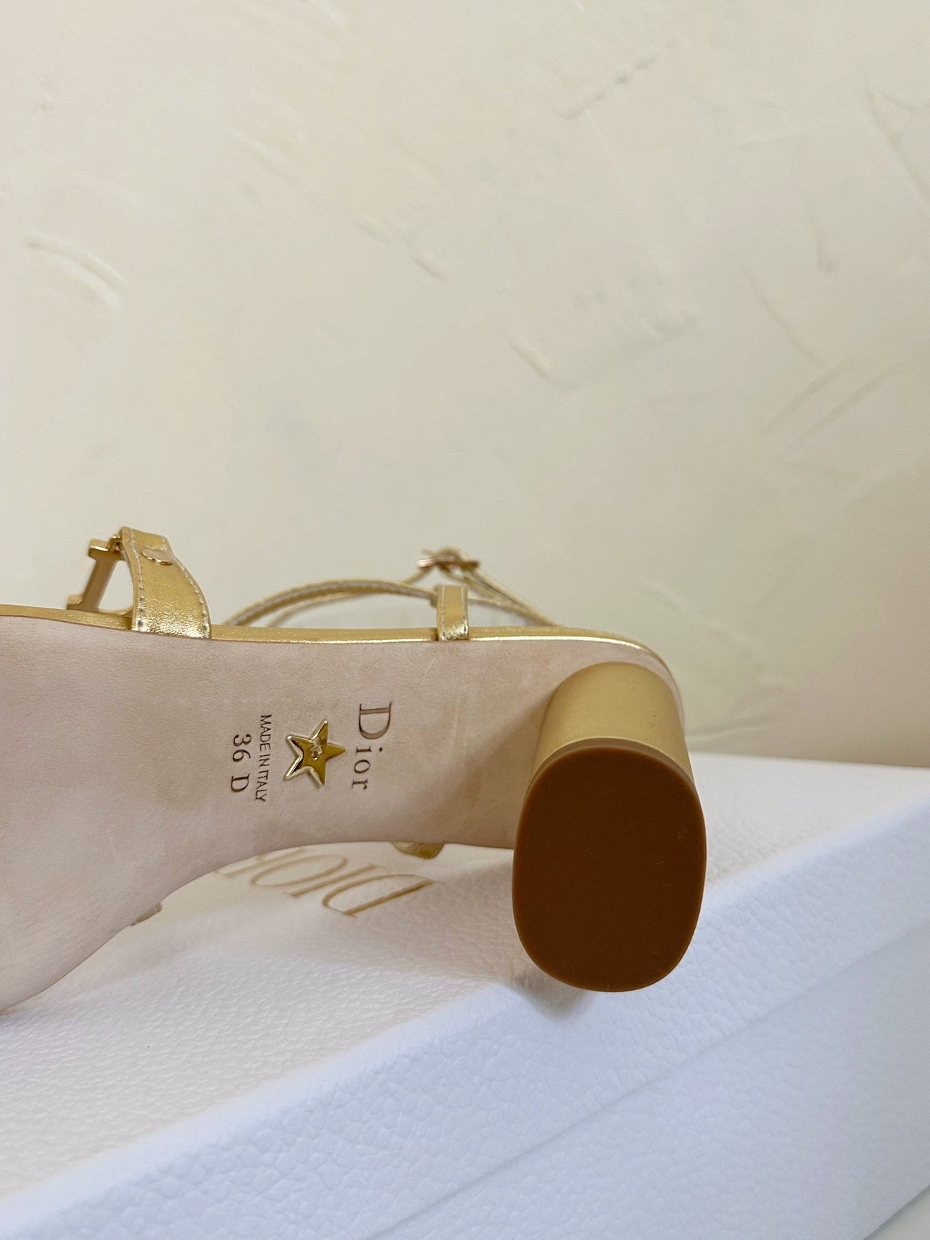 MEDIUM SQUARE HEEL SANDAL IN GOLD LAMBSKIN