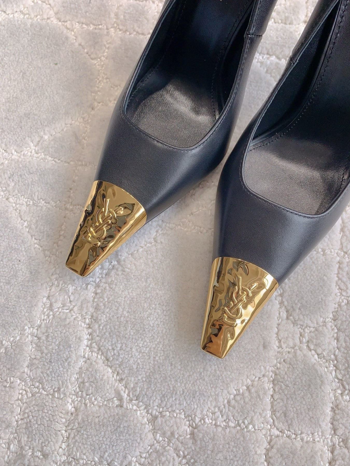 HIGH HEEL 10 CM PUMP IN BLACK CALFSKIN WITH GOLD HARDWARE
