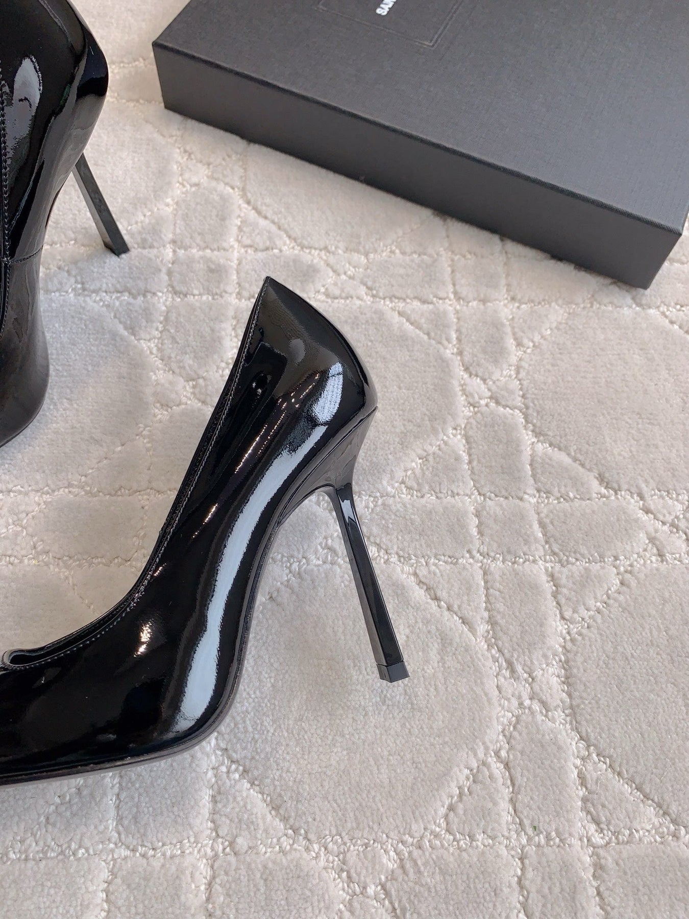 HIGH HEEL 10 CM PUMP IN BLACK PATENT CALFSKIN WITH GOLD HARDWARE
