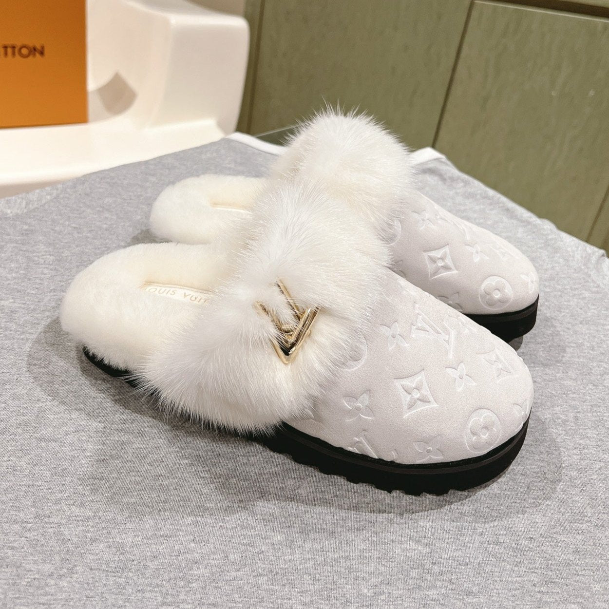 COSY FLAT COMFORT CLOG IN WHITE MONOGRAM LAMB WOOL AND MINK FUR