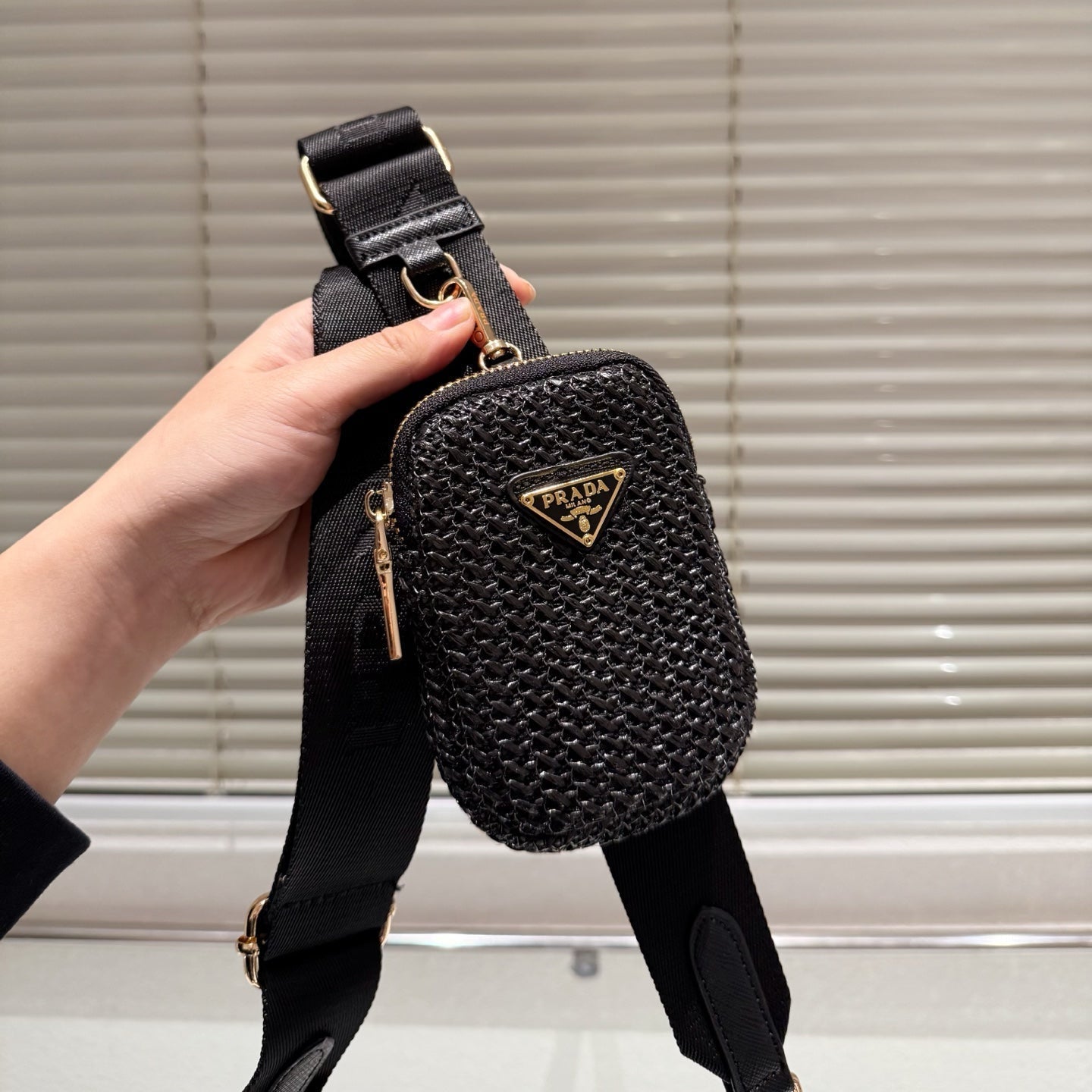 HOBO CROCHET BAG 23 IN BLACK WOVEN RAFFIA GOLD HARDWARE