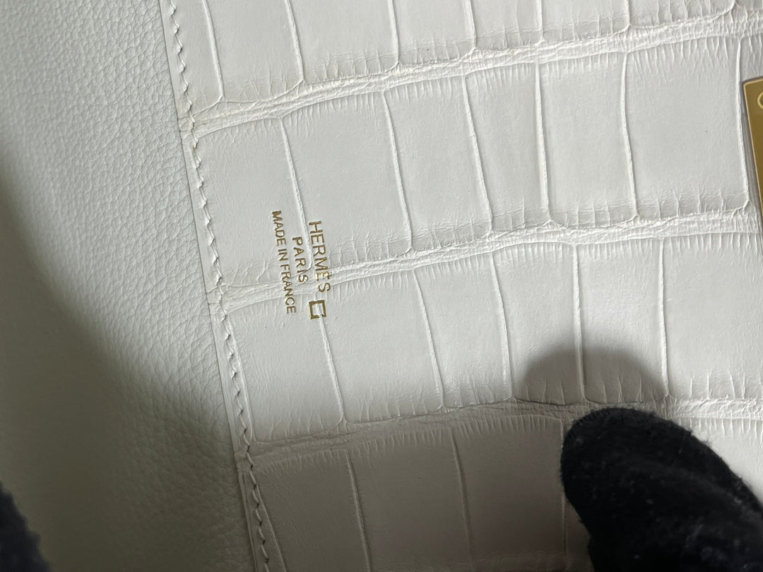 KELLY CUT 31 IN WHITE SHINNY ALLIGATOR LEATHER WITH GOLD HARDWARE