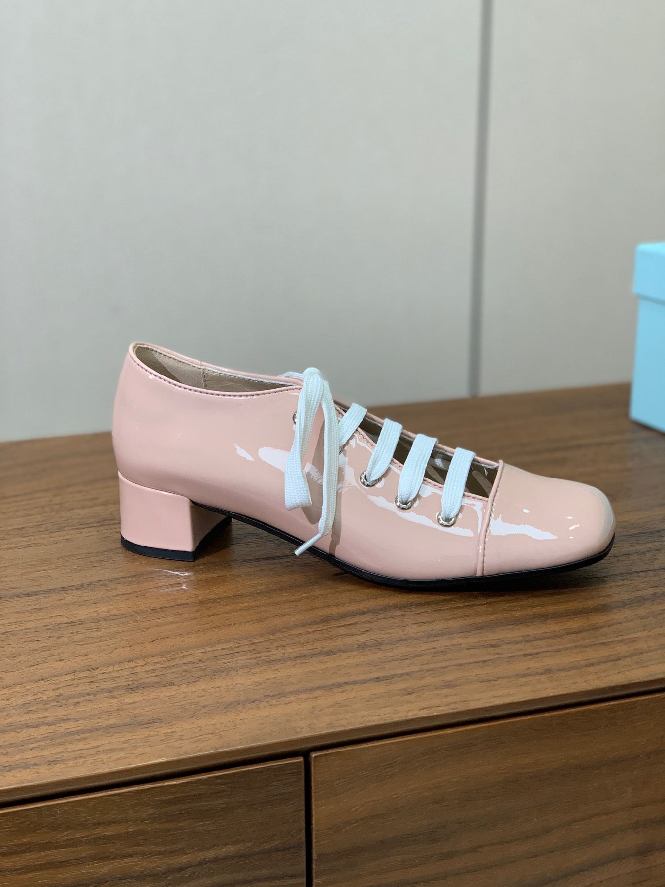 LACE-UP HIGH SHOES IN PALE PINK GLOSSY CALFSKIN