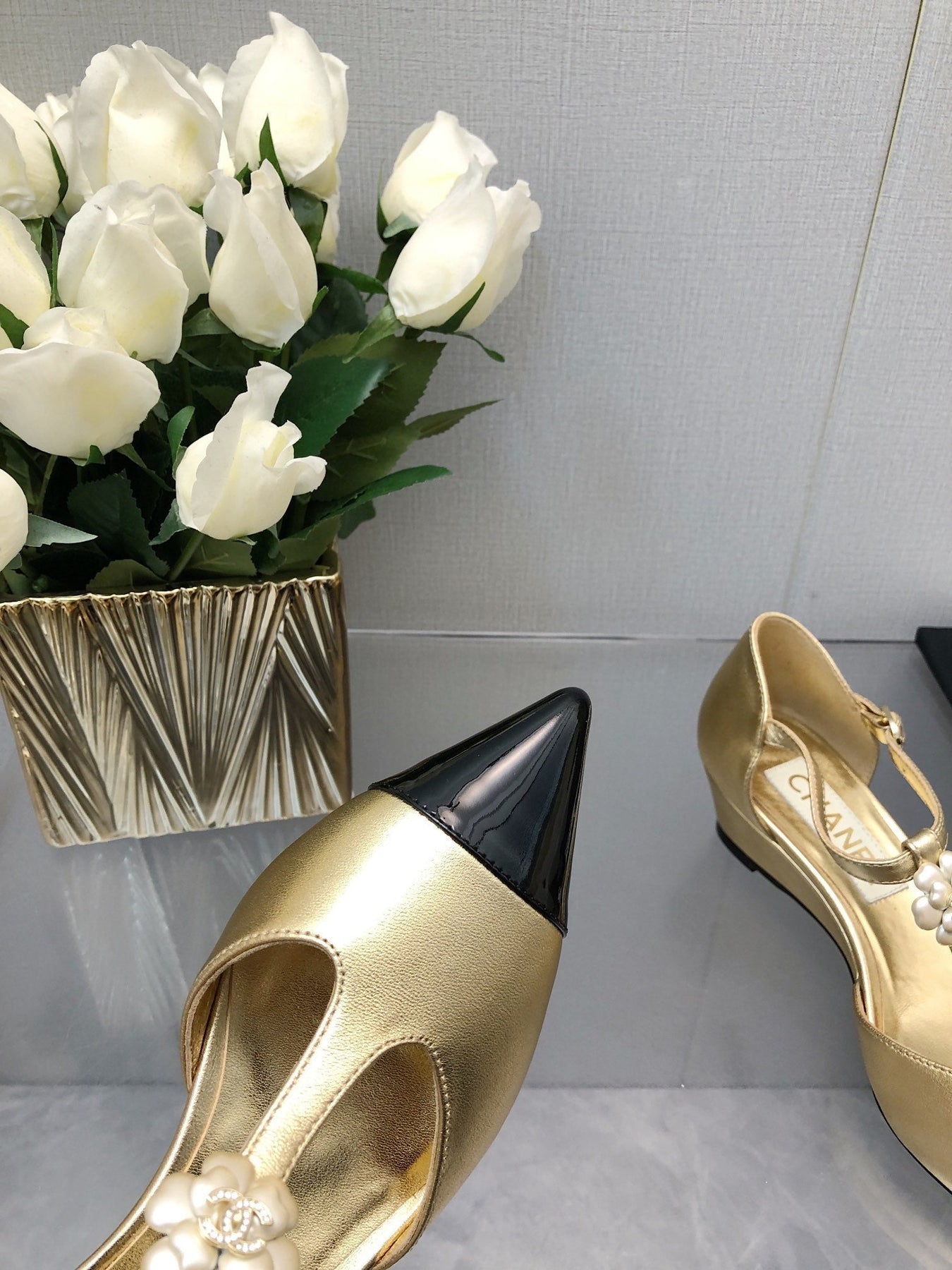 CAMELLIA CAP JANE SANDALS IN GOLD MIX BLACK LAMBSKIN