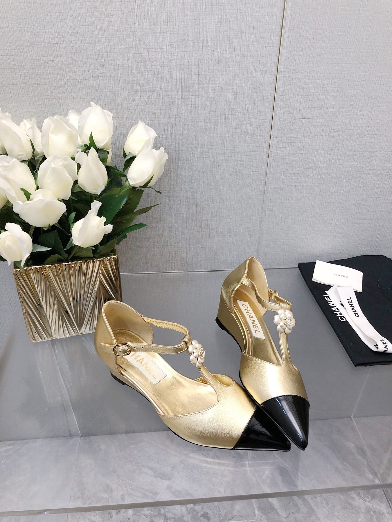 CAMELLIA CAP JANE SANDALS IN GOLD MIX BLACK LAMBSKIN