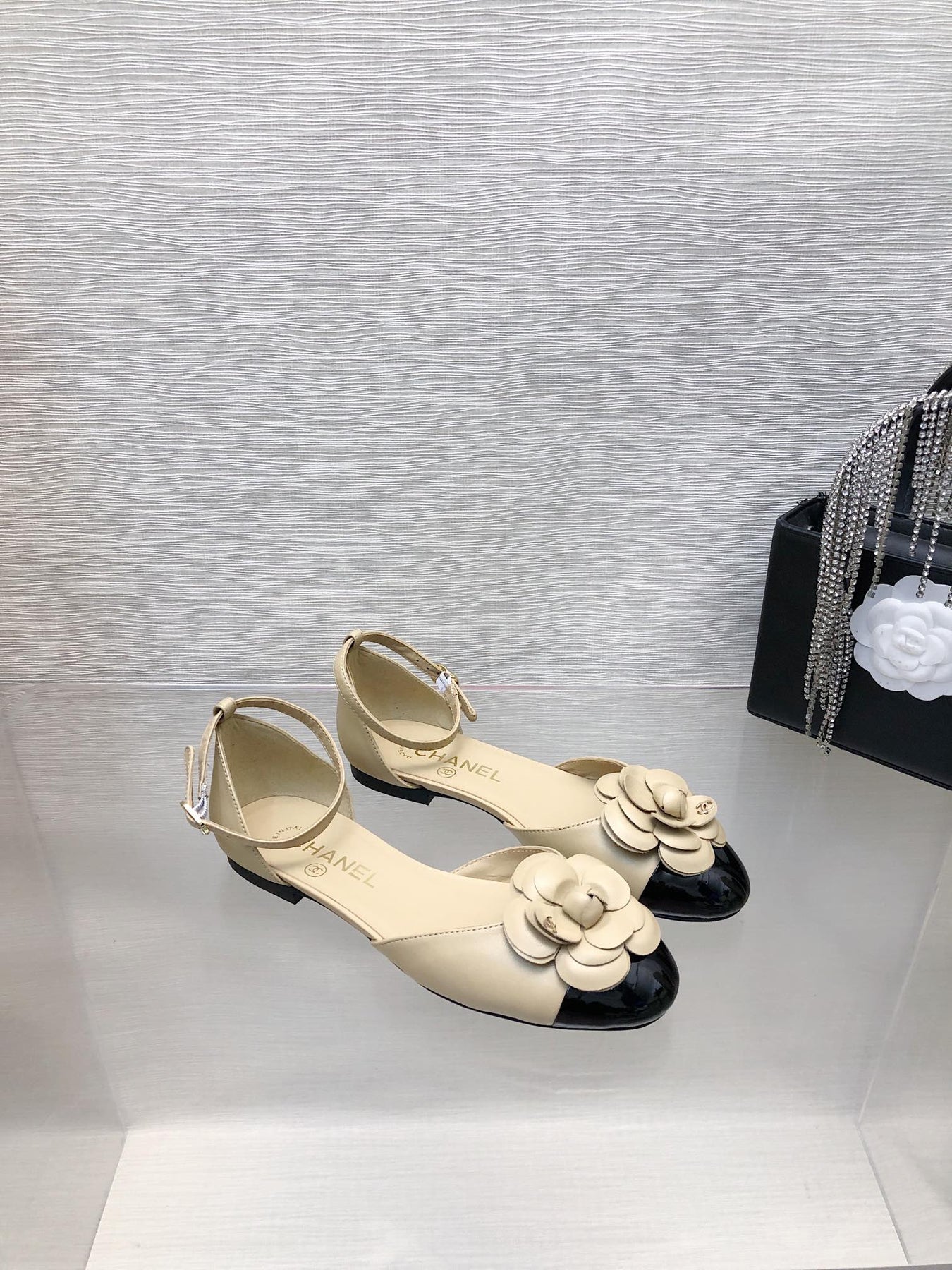 BEIGE MIX BLACK LAMBSKIN CAMELLIA HOLLOW SANDAL