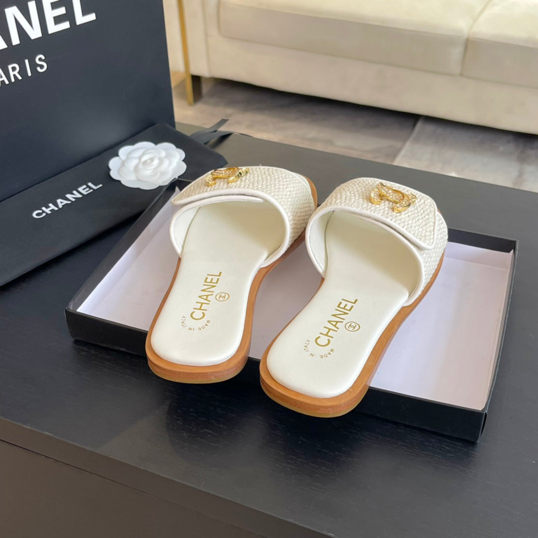 CC Logo Mule Sandal 10mm White Lambskin 610370