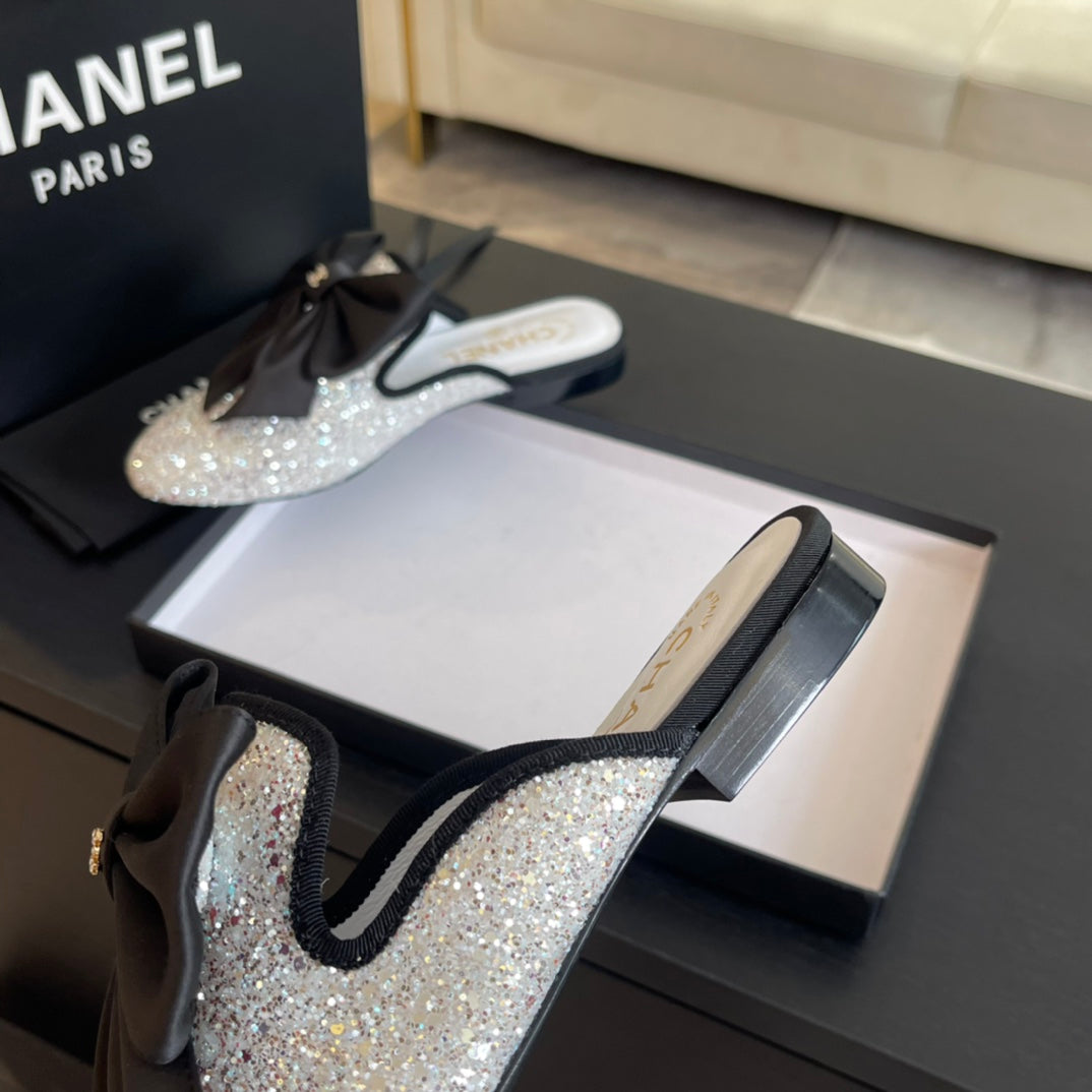 BIG BOW FLAT MULE SANDALS IN WHITE SILK WITH GLITTER SEQUINS