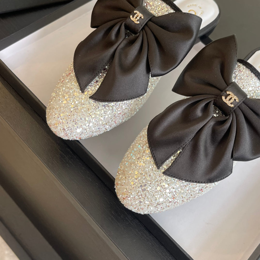 BIG BOW FLAT MULE SANDALS IN WHITE SILK WITH GLITTER SEQUINS
