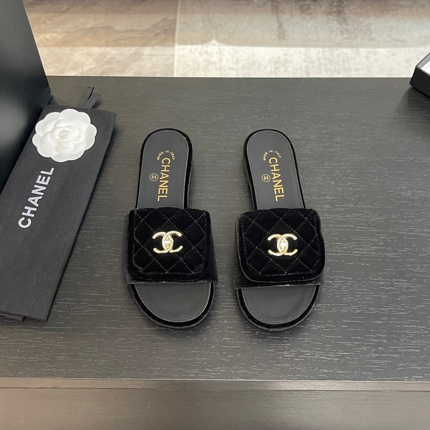 FLAT MULE IN BLACK VELVET