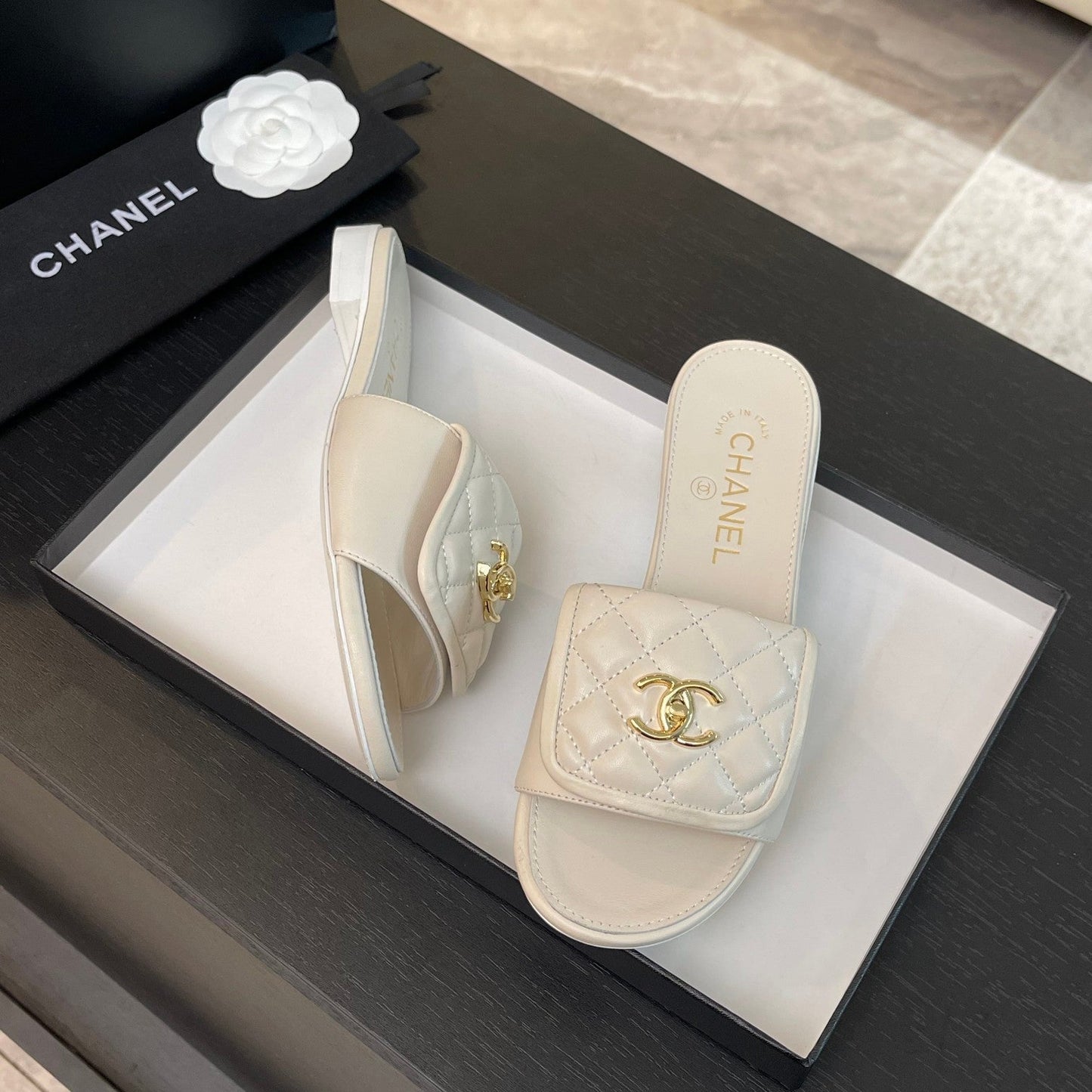 FLAT MULE IN WHITE LAMBSKIN