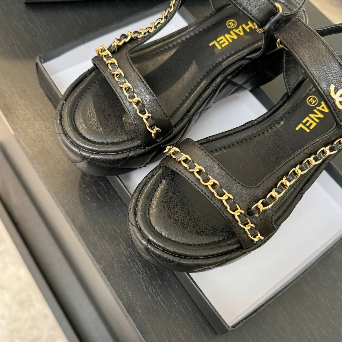 FLAT SANDALS IN BLACK LAMBSKIN WITH GOLD CHAIN