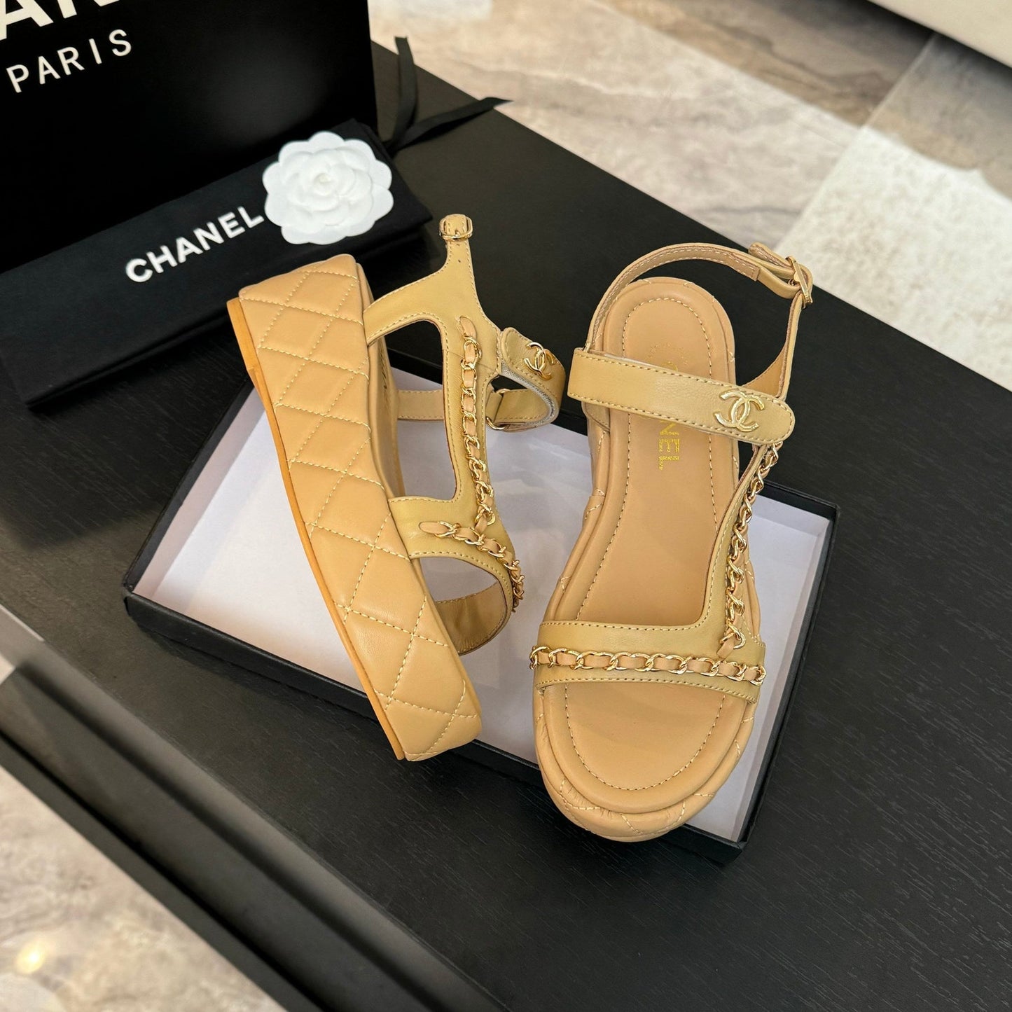 FLAT SANDALS IN PEANUT BROWN LAMBSKIN WITH GOLD CHAIN