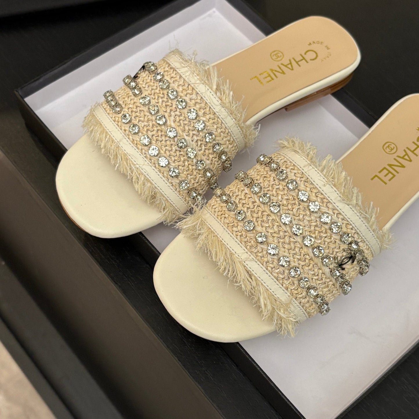 FLAT SANDALS BEIGE AND WHITE WITH CRYSTALS