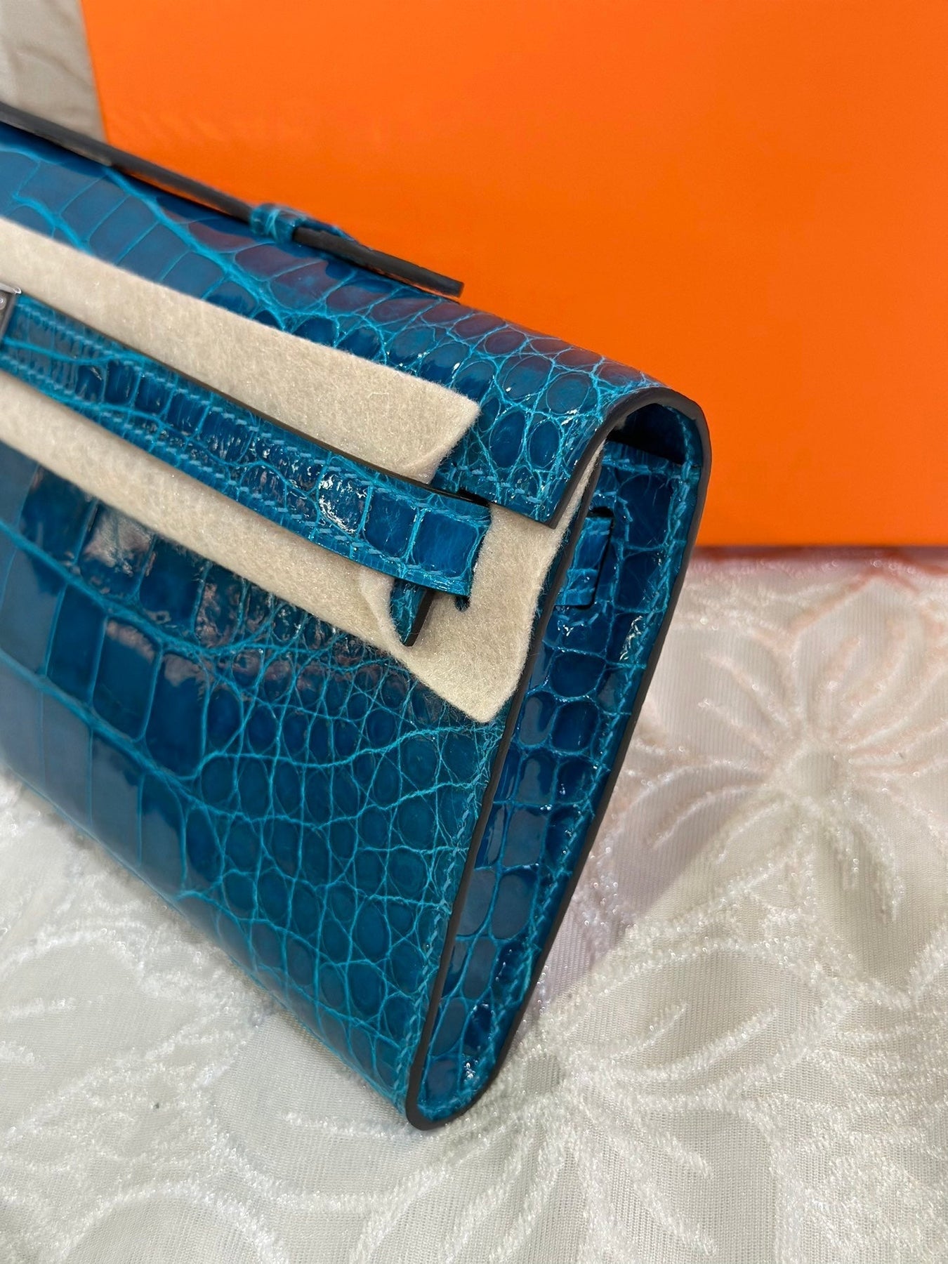KELLY CUT 31 IN CLASSIC BLUE SHINNY ALLIGATOR LEATHER WITH SILVER HARDWARE