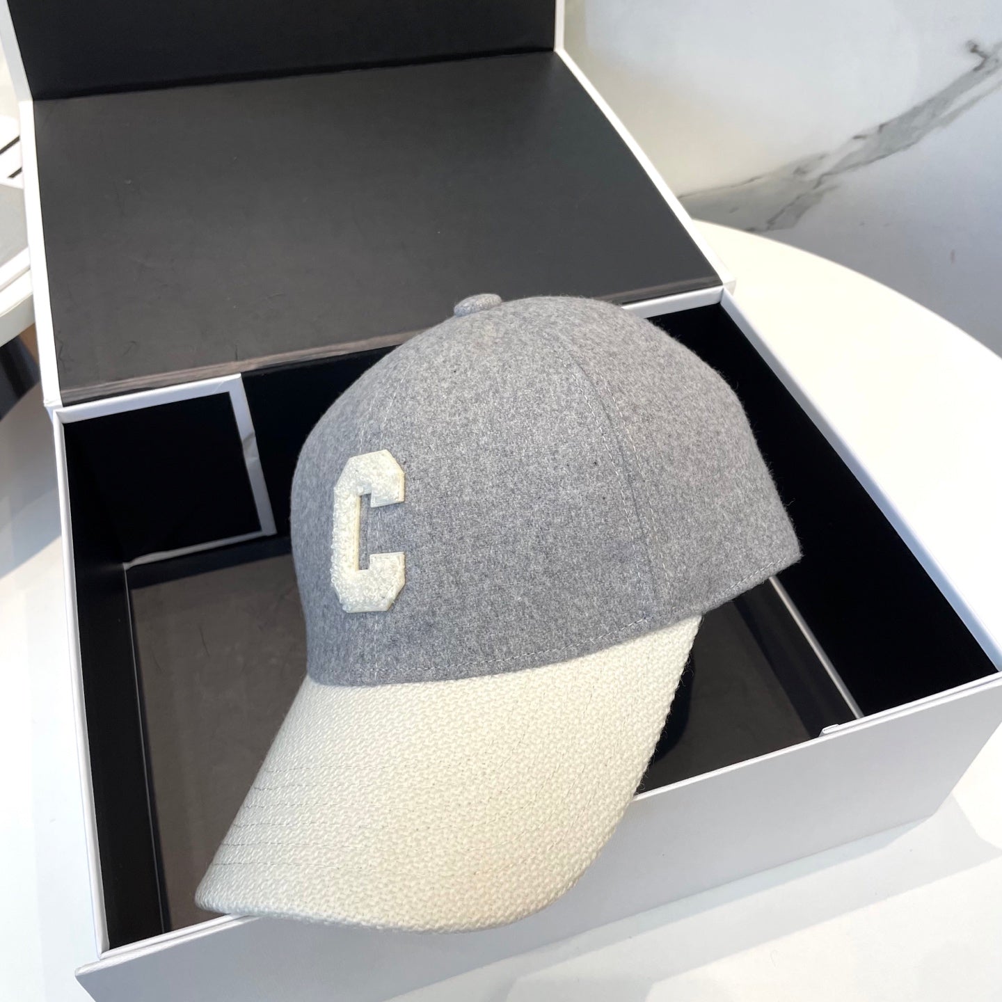 BASEBALL CAP MODEL 652409 IN WHITE AND GRAY FELTED FABRIC