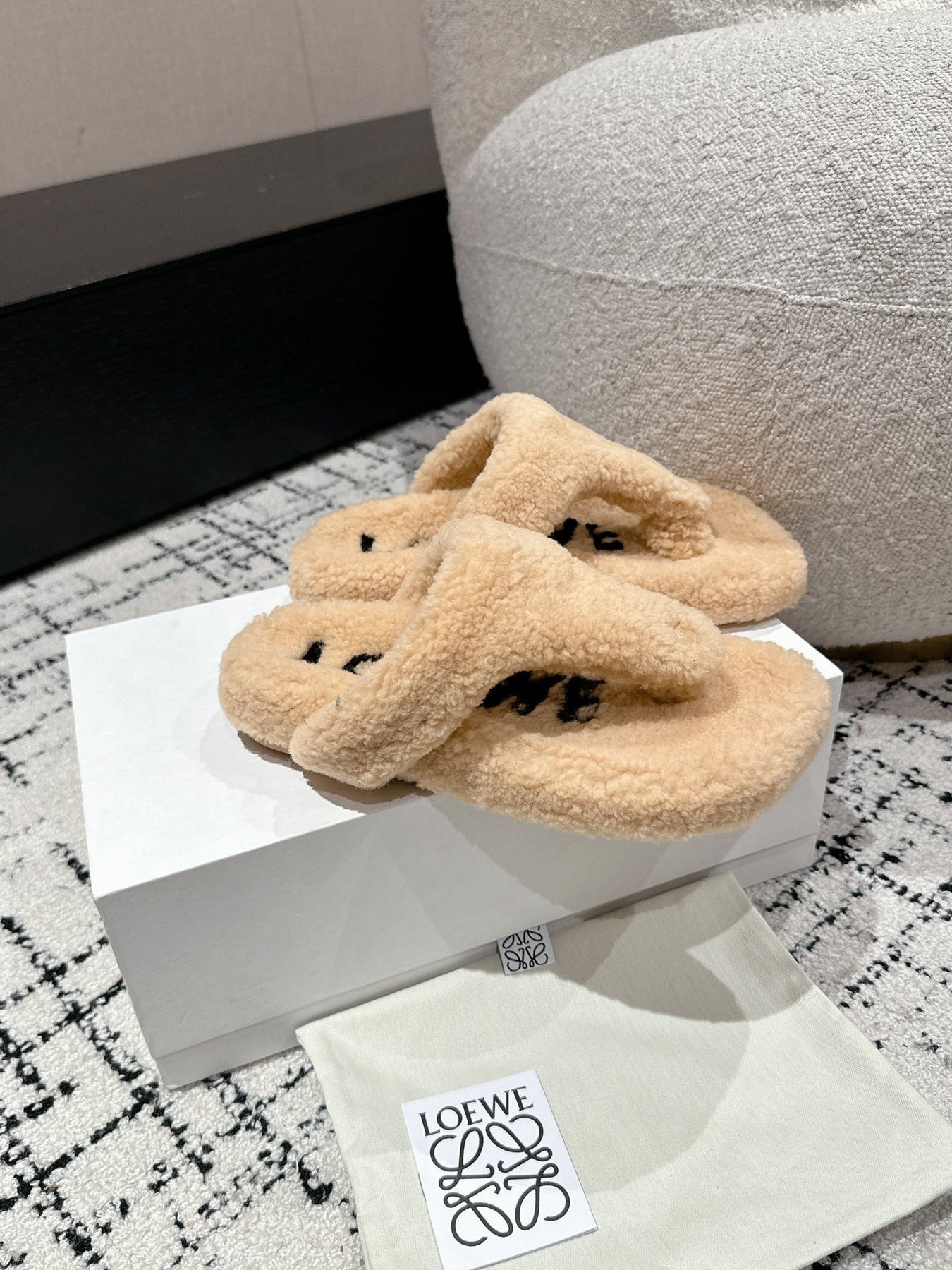 LW SHEARLING THONG SLIPPER IN PASTEL YELLOW
