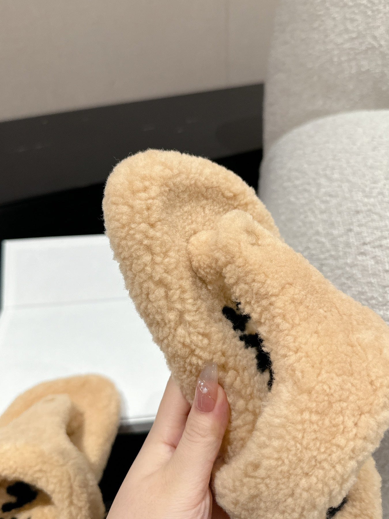 LW SHEARLING THONG SLIPPER IN PASTEL YELLOW