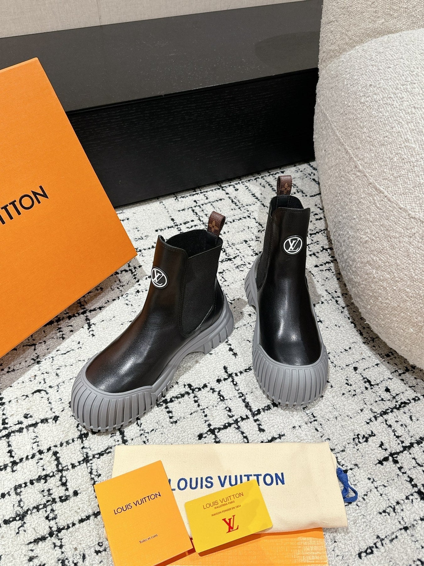 RUBY BOOTS IN BLACK AND CLOUD GRAY CALFSKIN
