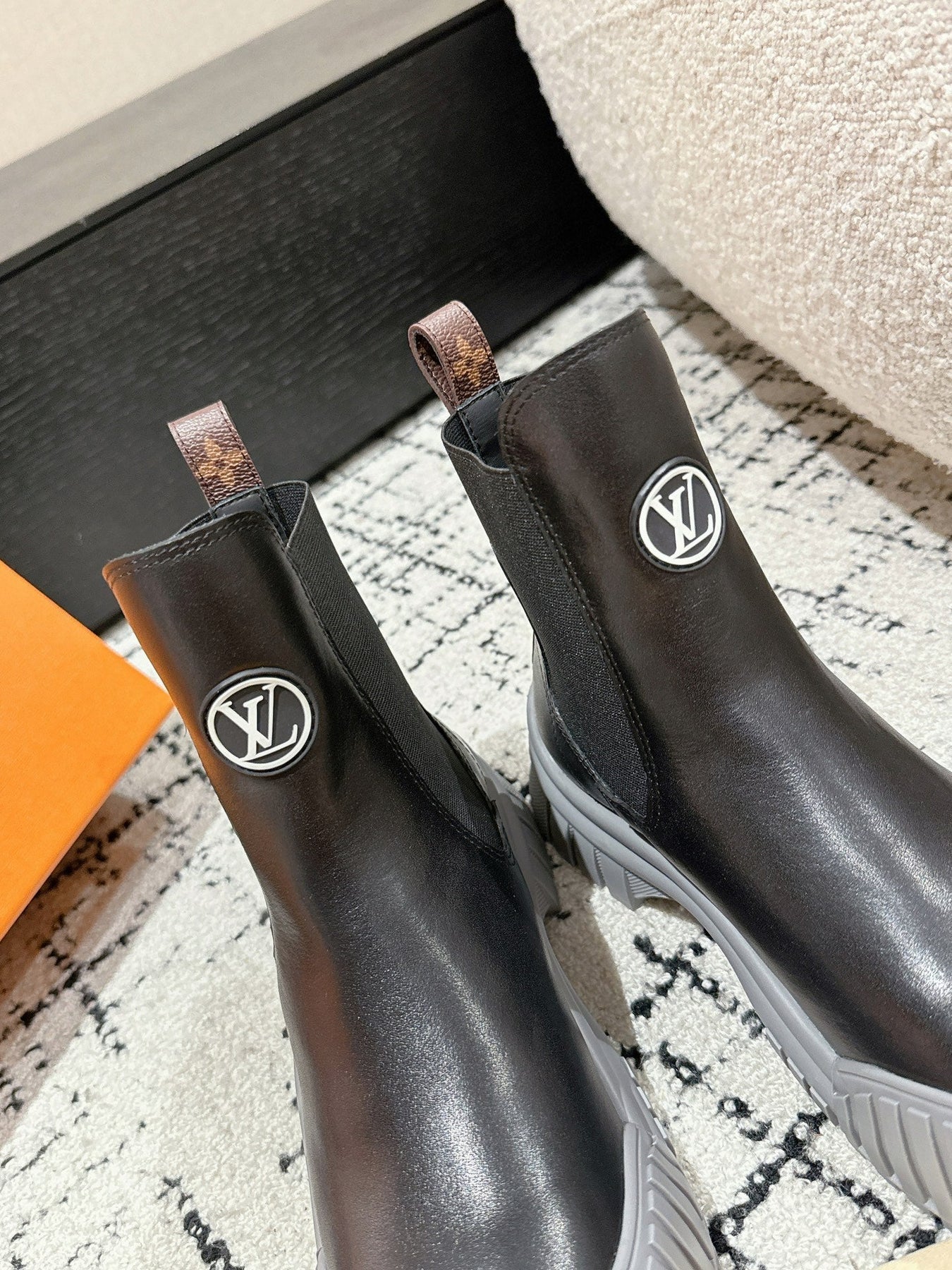 RUBY BOOTS IN BLACK AND CLOUD GRAY CALFSKIN