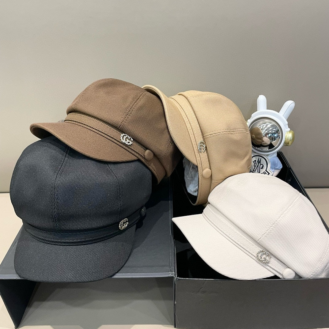 BAKER BOY CAP IN WHITE FABRIC 400797