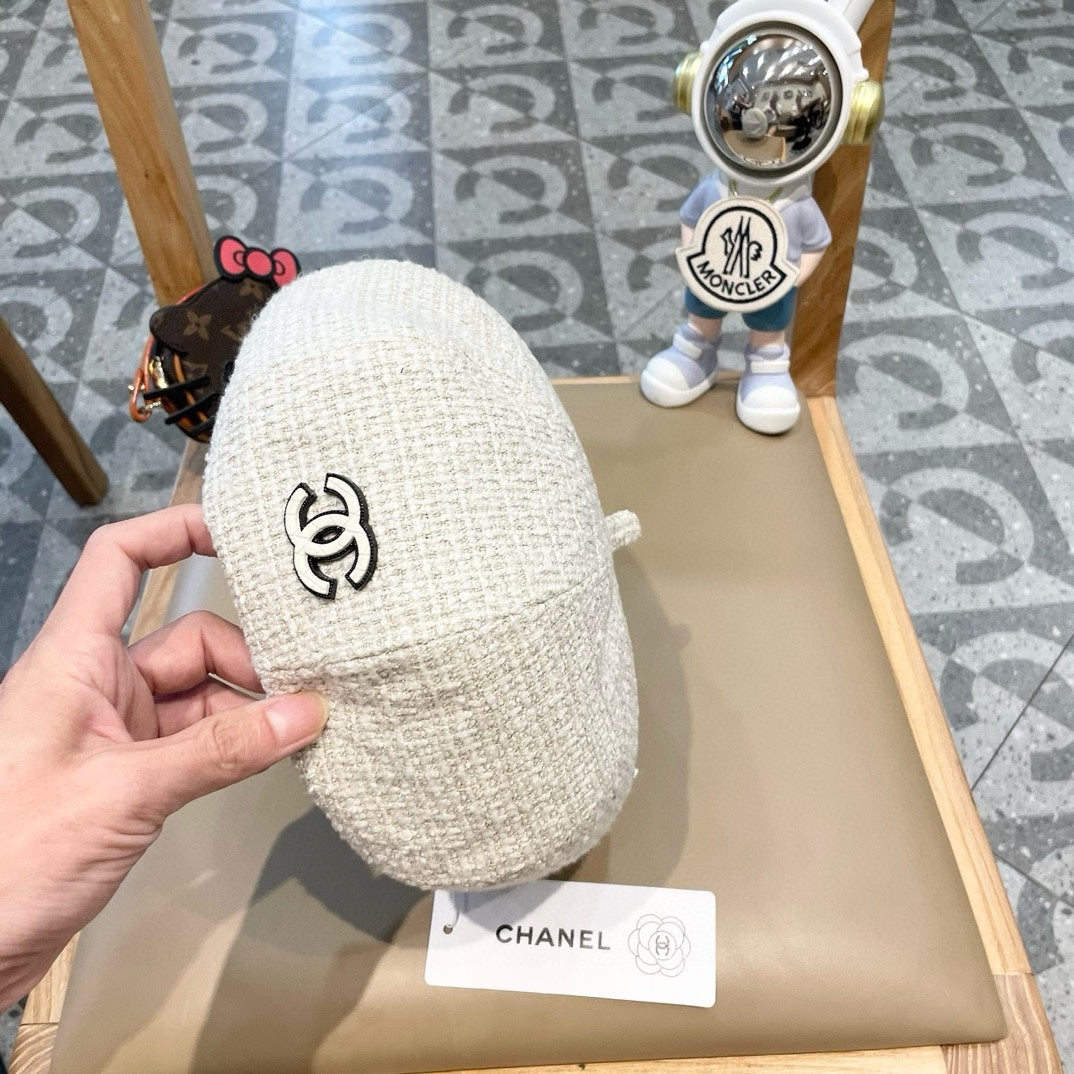 BERET HAT IN WHITE WOOL TWEED 430010