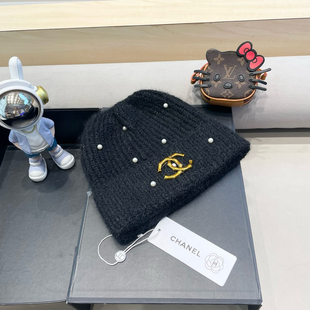 BEANIE HAT IN BLACK WOOL 430082