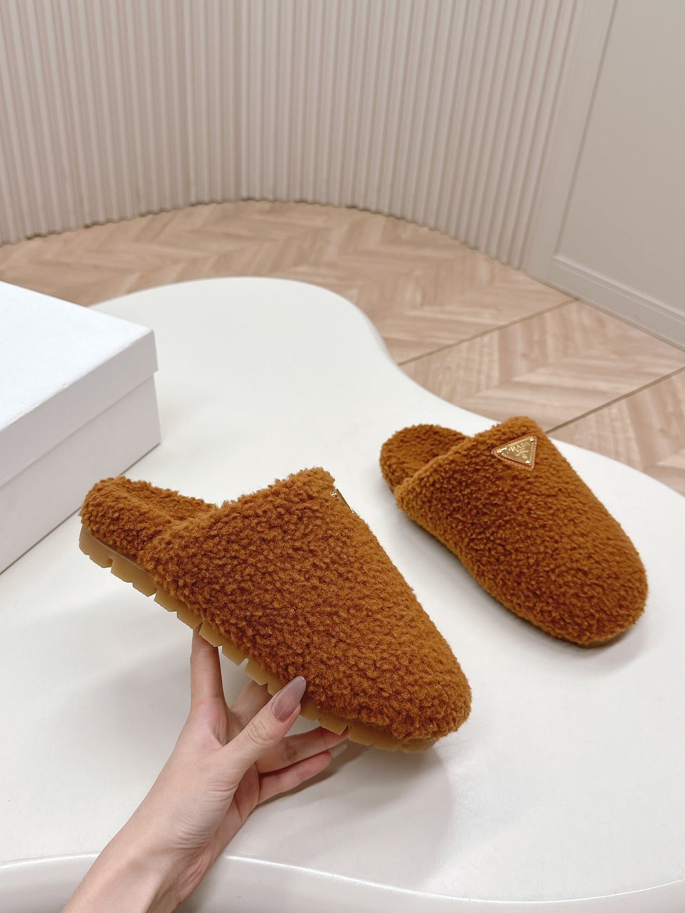 MULES ATTACHED TRIANGLE LOGO IN BRONZE BROWN SHEARLING