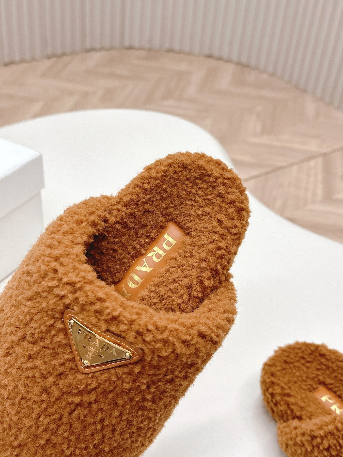 MULES ATTACHED TRIANGLE LOGO IN BRONZE BROWN SHEARLING