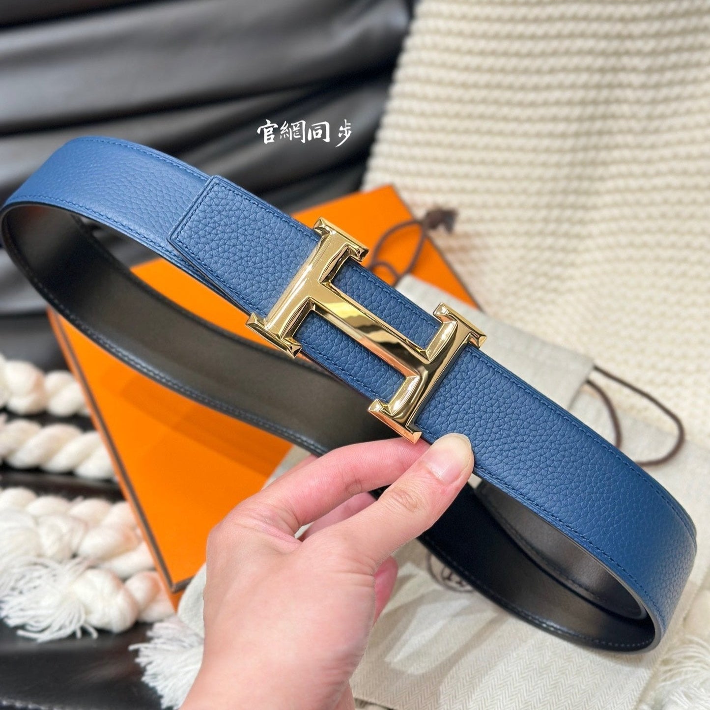 HM 5382 BELT GOLD BUCKLE & REVERSIBLE NAVY BLUE LEATHER STRAP 38MM