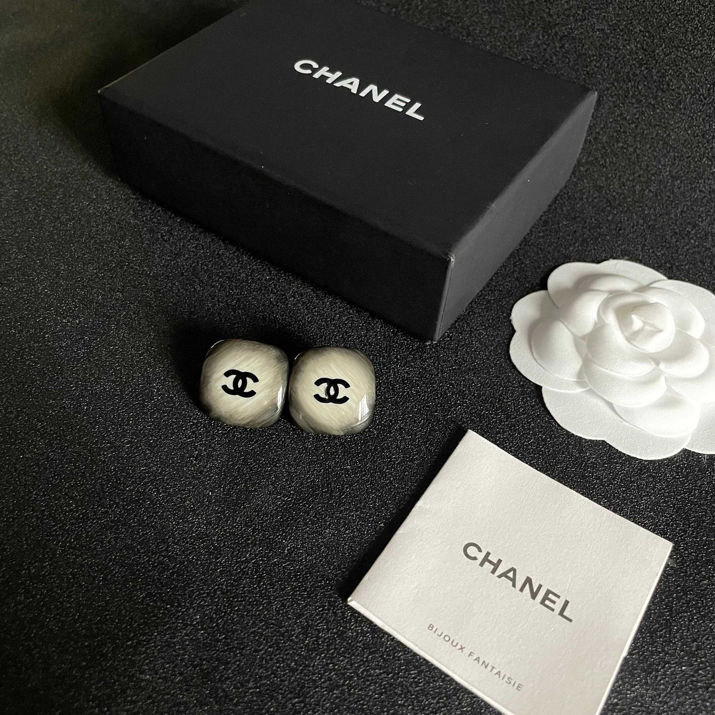 DOUBLE C STUD EARRINGS IN IVORY-TO-BROWN RESIN PATTERN