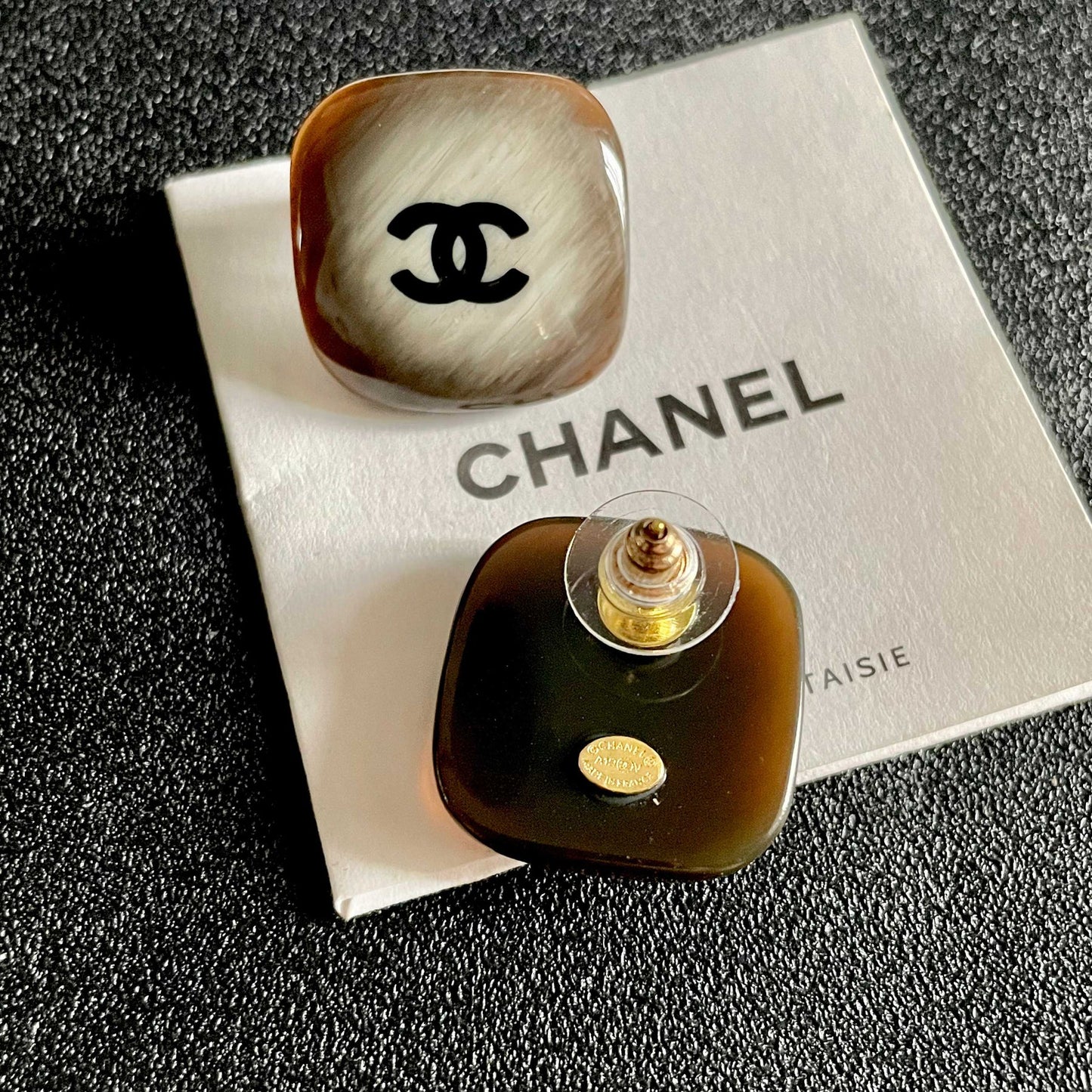 DOUBLE C STUD EARRINGS IN IVORY-TO-BROWN RESIN PATTERN