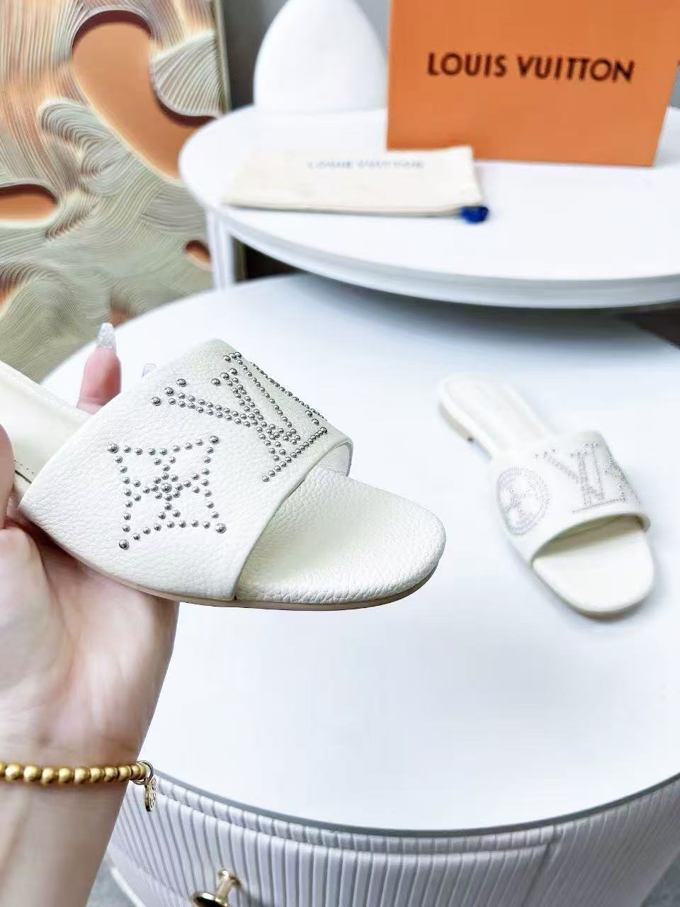 FLAT SLIDE IN WHITE LAMBSKIN WITH RHINSTONES