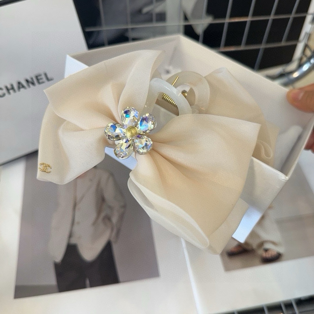 BEIGE CREAM VOILE FABRIC AND RESIN CLAW CLIP 432859