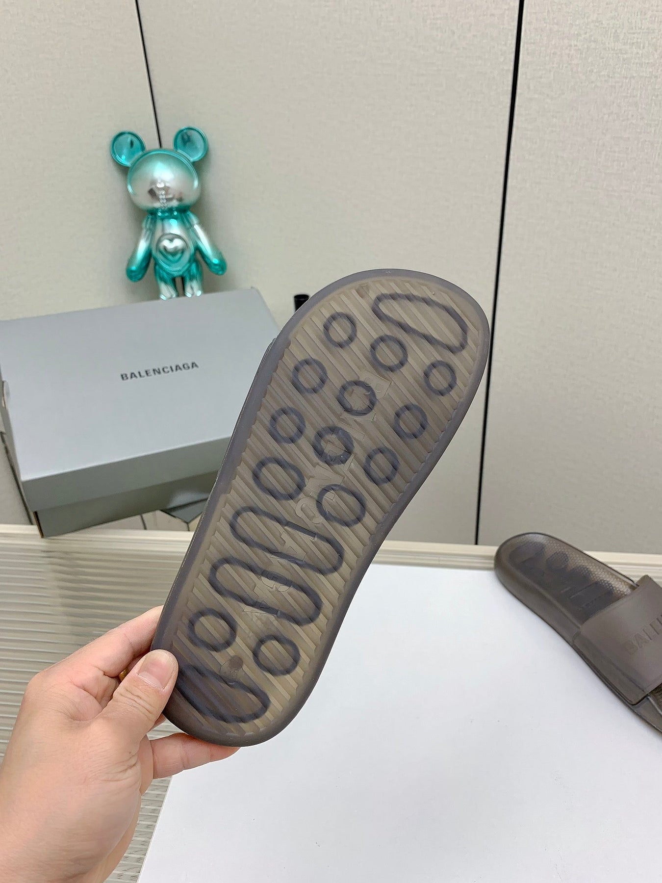 POOL SLIDE SANDAL IN SMOKE BROWN RUBBER