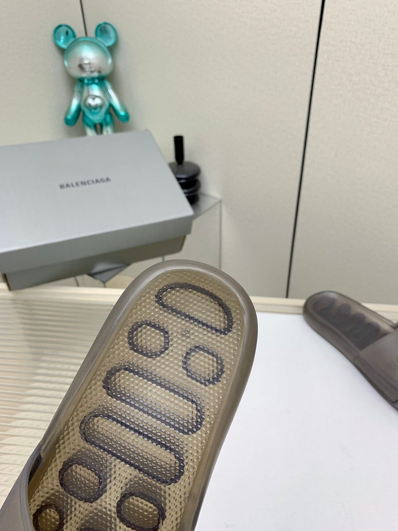 POOL SLIDE SANDAL IN SMOKE BROWN RUBBER