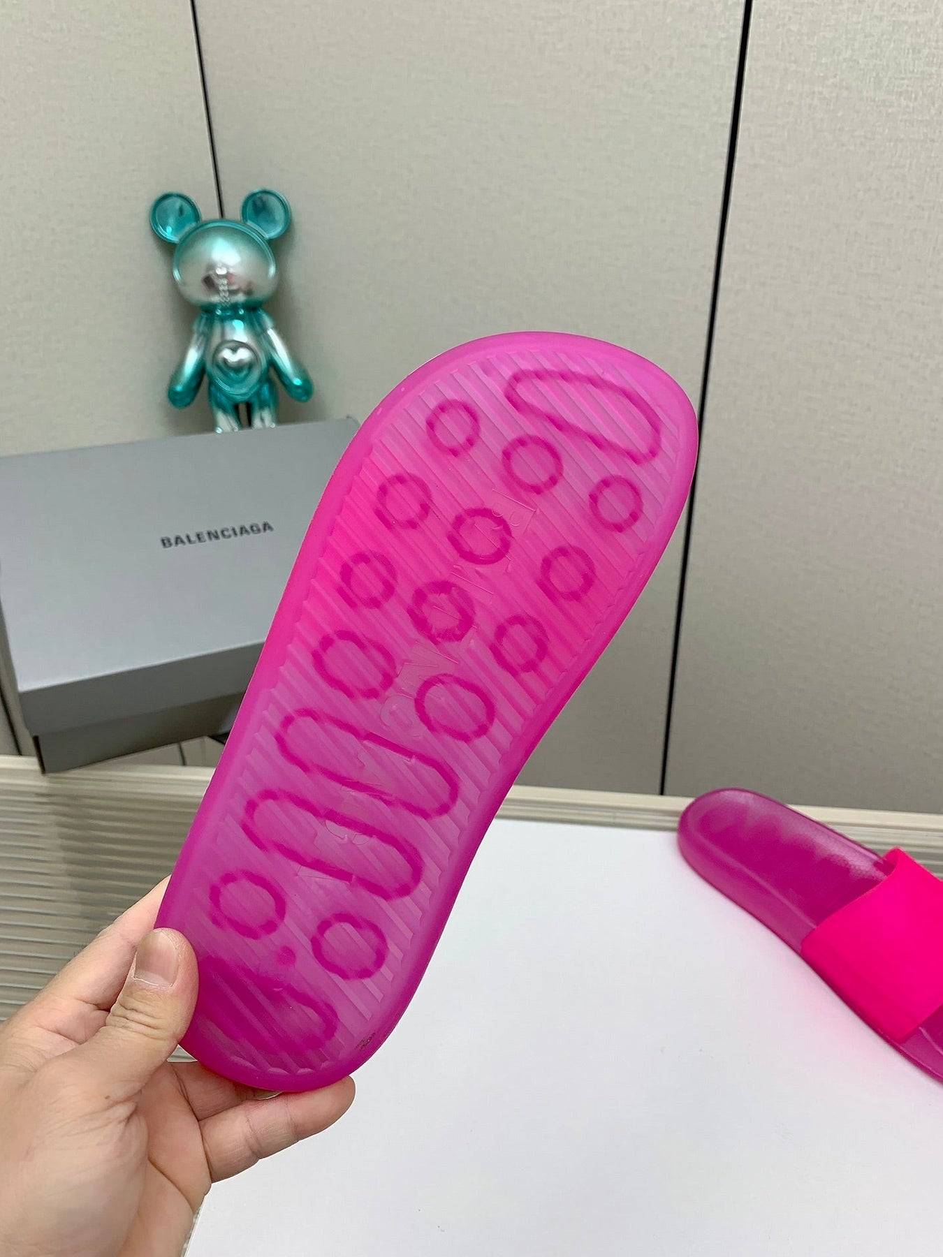 POOL SLIDE SANDAL IN JELLY PINK RUBBER