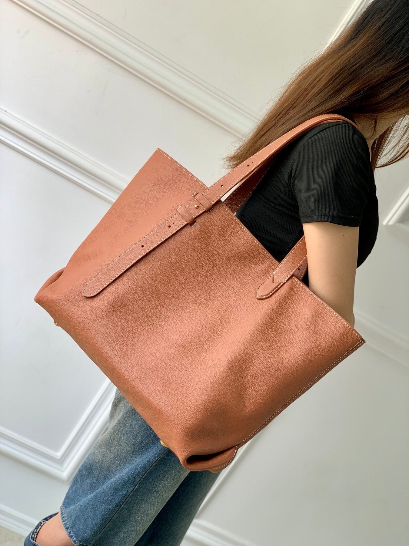 LOW KEY CABAS MM BAG 47 IN TAWNY BROWN GRAINED CALFSKIN