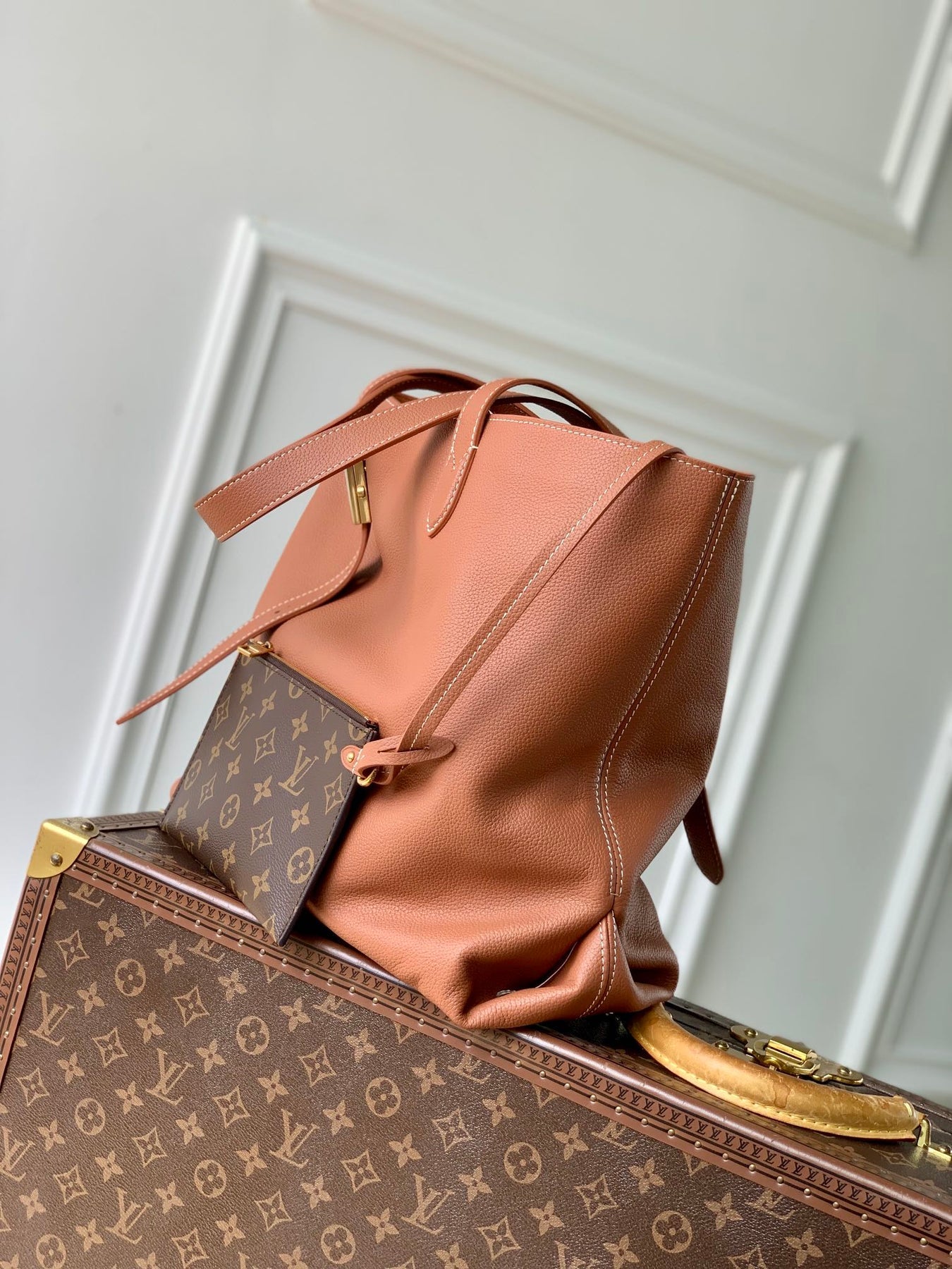 LOW KEY CABAS MM BAG 47 IN TAWNY BROWN GRAINED CALFSKIN